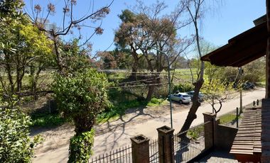 CASA VENTA LA LUCILA 5 AMBIENTES CON JARDIN