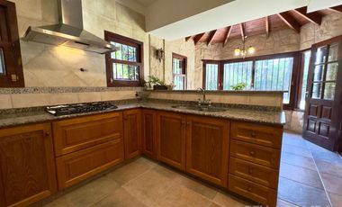 CASA VENTA LA LUCILA 5 AMBIENTES CON JARDIN