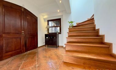 CASA VENTA LA LUCILA 5 AMBIENTES CON JARDIN