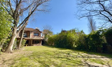 CASA VENTA LA LUCILA 5 AMBIENTES CON JARDIN