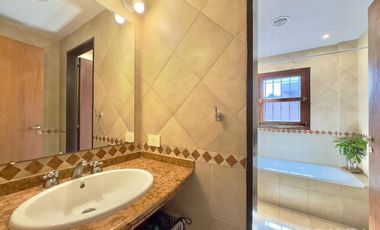 CASA VENTA LA LUCILA 5 AMBIENTES CON JARDIN