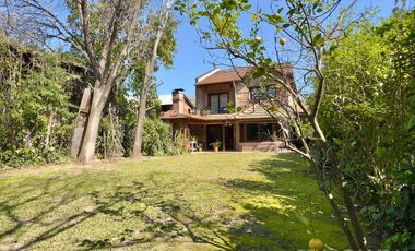 CASA VENTA LA LUCILA 5 AMBIENTES CON JARDIN