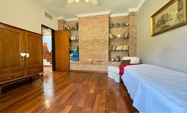 CASA VENTA LA LUCILA 5 AMBIENTES CON JARDIN