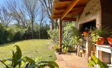 CASA VENTA LA LUCILA 5 AMBIENTES CON JARDIN