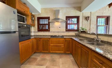 CASA VENTA LA LUCILA 5 AMBIENTES CON JARDIN