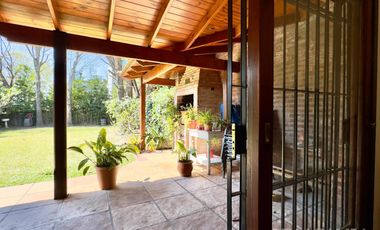 CASA VENTA LA LUCILA 5 AMBIENTES CON JARDIN