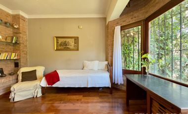 CASA VENTA LA LUCILA 5 AMBIENTES CON JARDIN