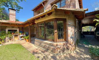 CASA VENTA LA LUCILA 5 AMBIENTES CON JARDIN