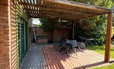 Venta Casa 1 dormitorio con jardín y galería Funes Santa Fe