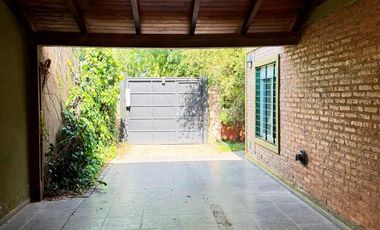 Venta Casa 1 dormitorio con jardín y galería Funes Santa Fe