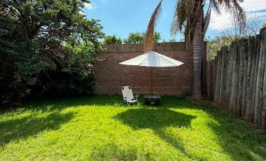 Venta Casa 1 dormitorio con jardín y galería Funes Santa Fe