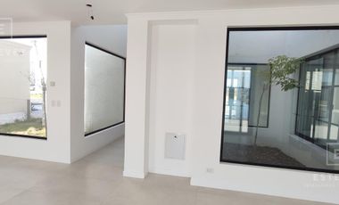 Casa en venta a la laguna barrio Santa Ana Villanueva