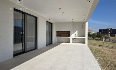 Casa en venta a la laguna barrio Santa Ana Villanueva