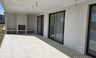 Casa en venta a la laguna barrio Santa Ana Villanueva