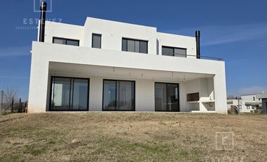 Casa en venta a la laguna barrio Santa Ana Villanueva