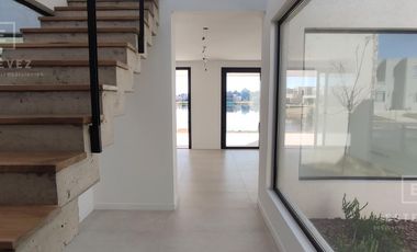 Casa en venta a la laguna barrio Santa Ana Villanueva