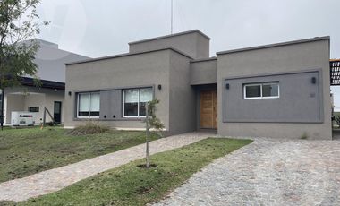Casa en venta con renta - Barrio Santa Ines, Canning