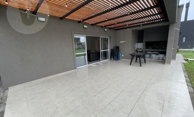 Casa en venta con renta - Barrio Santa Ines, Canning