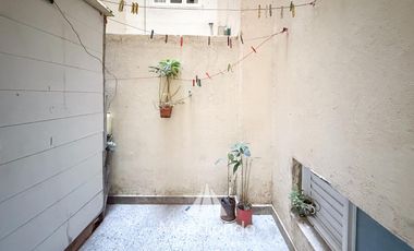Depto 3 amb en PB con 2 patios. Baño completo. Lavadero y toilette. LUZ GAS AGUA todo Nuevo.
