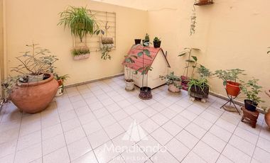Depto 3 amb en PB con 2 patios. Baño completo. Lavadero y toilette. LUZ GAS AGUA todo Nuevo.