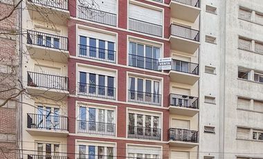 Depto 3 amb en PB con 2 patios. Baño completo. Lavadero y toilette. LUZ GAS AGUA todo Nuevo.