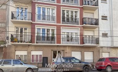 Depto 3 amb en PB con 2 patios. Baño completo. Lavadero y toilette. LUZ GAS AGUA todo Nuevo.