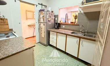 Depto 3 amb en PB con 2 patios. Baño completo. Lavadero y toilette. LUZ GAS AGUA todo Nuevo.