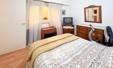 Depto 3 amb en PB con 2 patios. Baño completo. Lavadero y toilette. LUZ GAS AGUA todo Nuevo.