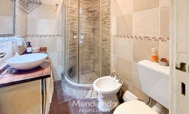 Depto 3 amb en PB con 2 patios. Baño completo. Lavadero y toilette. LUZ GAS AGUA todo Nuevo.