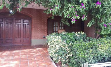 Venta Casa 3 dormitorios con jardín y pileta Pérez Santa Fe