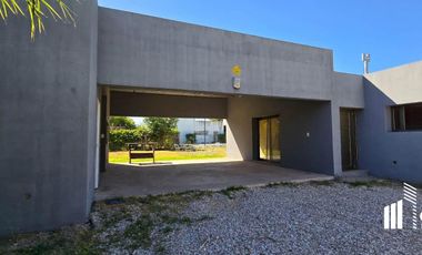 Casa en venta 1 dormitorio Pueblo Andino Santa Fe jardín con piscina