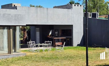 Casa en venta 1 dormitorio Pueblo Andino Santa Fe jardín con piscina