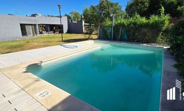 Casa en venta 1 dormitorio Pueblo Andino Santa Fe jardín con piscina