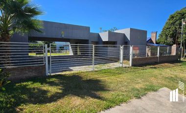 Casa en venta 1 dormitorio Pueblo Andino Santa Fe jardín con piscina