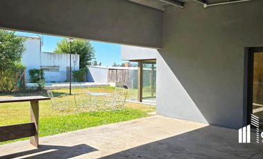 Casa en venta 1 dormitorio Pueblo Andino Santa Fe jardín con piscina