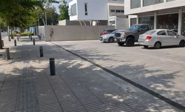 Local Comercial en Arriendo en Av. Vitacura // Gerónimo de Alderete // Las Hualtatas