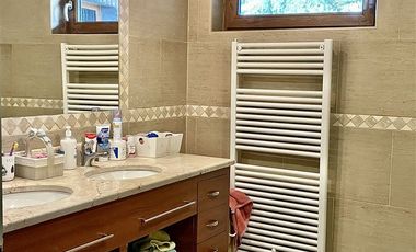 Casa en Venta en Condominio Polo Manquehue / Guay Guay