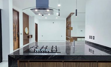 RESIDENCIA EN VENTA 4 RECÁMARAS, 4.5 BAÑOS, COCHERA PARA 2 AUTOS.