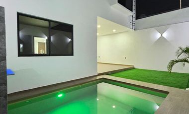 RESIDENCIA EN VENTA 4 RECÁMARAS, 4.5 BAÑOS, COCHERA PARA 2 AUTOS.