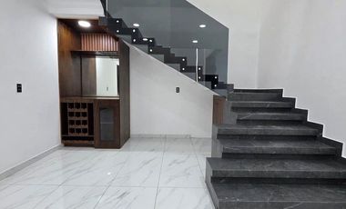 RESIDENCIA EN VENTA 4 RECÁMARAS, 4.5 BAÑOS, COCHERA PARA 2 AUTOS.