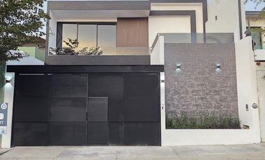 RESIDENCIA EN VENTA 4 RECÁMARAS, 4.5 BAÑOS, COCHERA PARA 2 AUTOS.