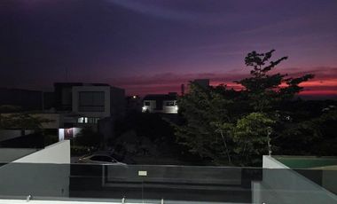 RESIDENCIA EN VENTA 4 RECÁMARAS, 4.5 BAÑOS, COCHERA PARA 2 AUTOS.