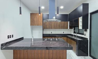 RESIDENCIA EN VENTA 4 RECÁMARAS, 4.5 BAÑOS, COCHERA PARA 2 AUTOS.