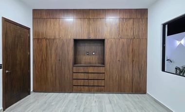 RESIDENCIA EN VENTA 4 RECÁMARAS, 4.5 BAÑOS, COCHERA PARA 2 AUTOS.