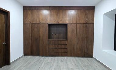 RESIDENCIA EN VENTA 4 RECÁMARAS, 4.5 BAÑOS, COCHERA PARA 2 AUTOS.