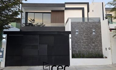 RESIDENCIA EN VENTA 4 RECÁMARAS, 4.5 BAÑOS, COCHERA PARA 2 AUTOS.