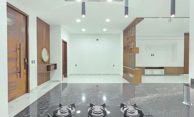 RESIDENCIA EN VENTA 4 RECÁMARAS, 4.5 BAÑOS, COCHERA PARA 2 AUTOS.