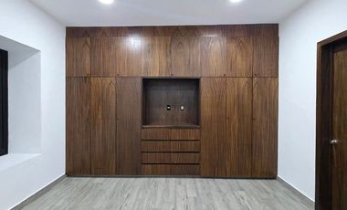 RESIDENCIA EN VENTA 4 RECÁMARAS, 4.5 BAÑOS, COCHERA PARA 2 AUTOS.