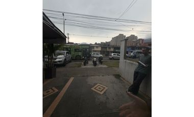 Se arrienda local en la avenida 80