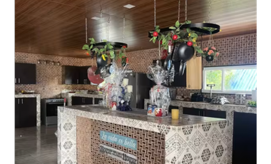 SE VENDE CASA DE 2 NIVELES EN ALTOS DE CERRO AZUL CON VISTA AL MAR